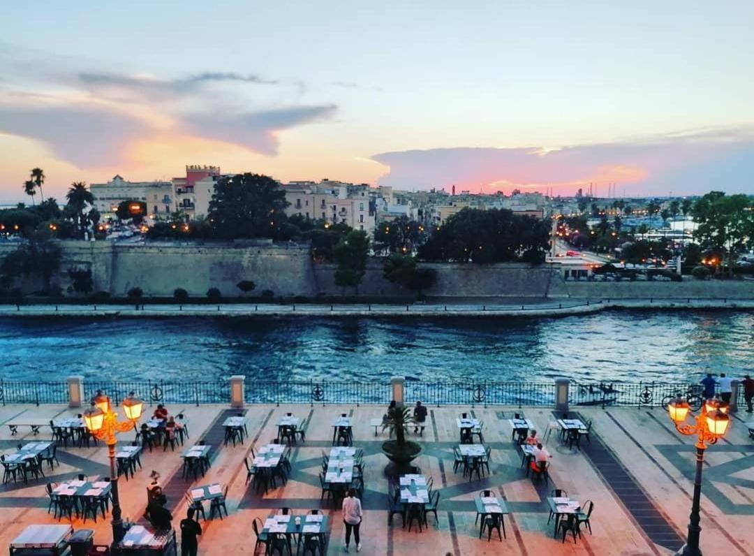 Castello Aragonese Suites ตารันโต ภายนอก รูปภาพ